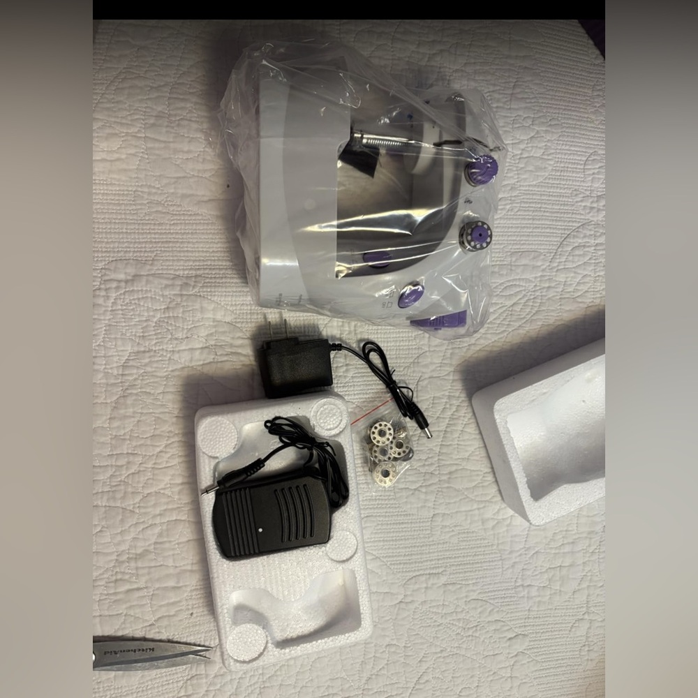 Mini sewing machine - Picture 2 of 2